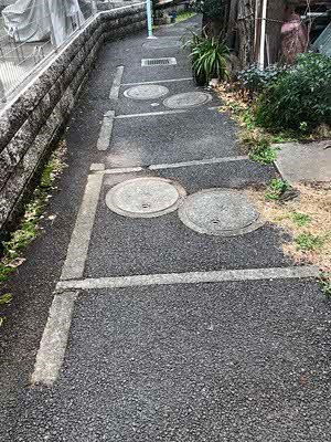 地表に露出した「切梁」