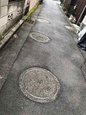 多数のマンホール