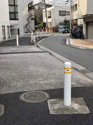 車道より広い歩道と車止め
